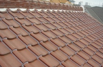 L字で固定されたラバーロック工法