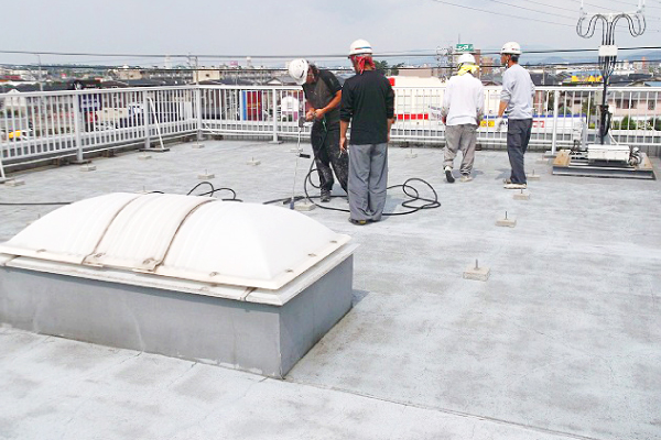 屋上や陸屋根を点検する様子