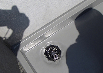 ウレタンの塗布が完了し、排水溝に蓋キャップを設置