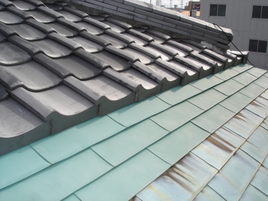 腰葺き屋根　瓦　銅板　境目　雨漏り