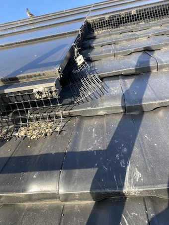 浜松市　太陽光パネル　防鳥　対策　バードブロッカー　取り付け　施工前