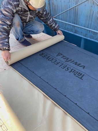 浜松市　屋根カバー　タディスセルフカバー　粘着ルーフィング　ルーフィング敷き