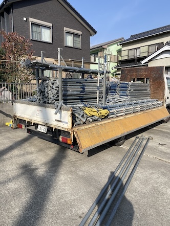 足場　設置　トラック
