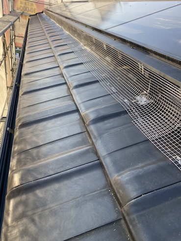 太陽光パネル　鳥よけネット　鳥の巣　対策　防鳥　バードブロッカー