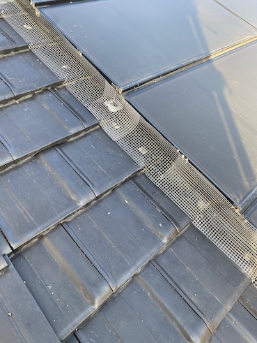 浜松市　太陽光パネル　防鳥　対策　バードブロッカー　取り付け