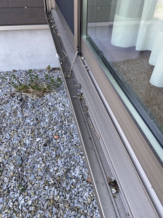 浜松市　中央区　太陽光パネル　鳥の巣　被害　はと　フン　害　地上　サッシ