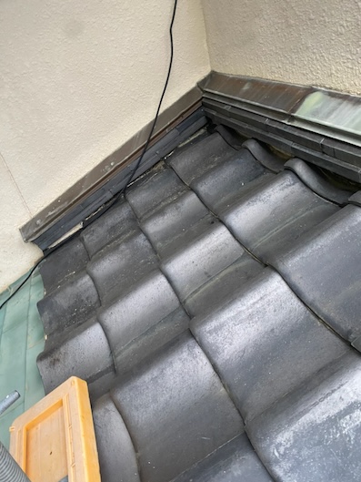 ケイミュー　ルーガ　軽量瓦　葺き替え　屋根　壁際　のし
