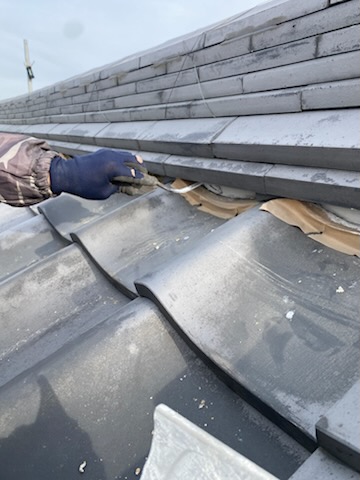 浜松市　しっくい　詰め直し　瓦屋根　塗り込み　作業