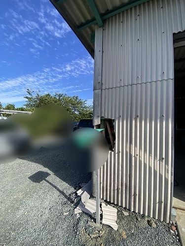 倉庫外壁　車両事故　小波スレート　コーナー役物　浜松市