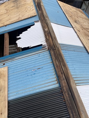 ポリカ　物置小屋　台風　棟板金サビ　浜松市