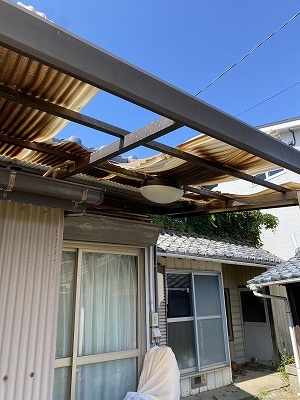 湖西市　ポリカ　波板　庇屋根　割れ
