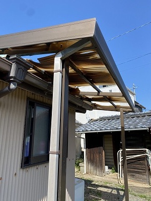 湖西市　ポリカ　波板　庇屋根　割れ