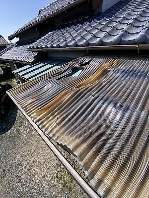 湖西市　ポリカ　波板　庇屋根　割れ