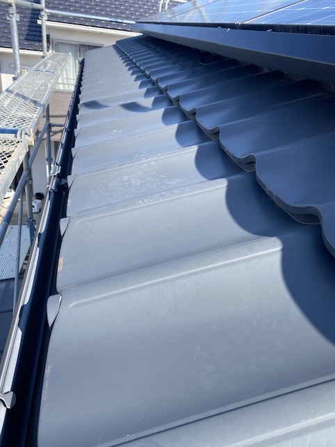 金属屋根　太陽光パネル　鳥の巣