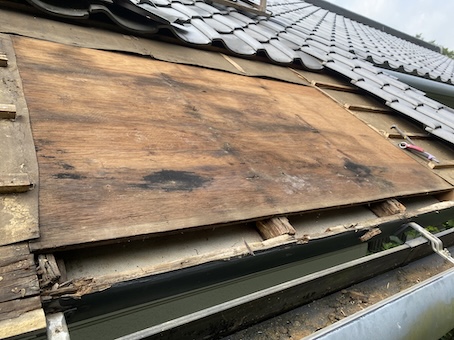 瓦屋根　雨漏り　瓦の下　腐る　下地　野地 浜松