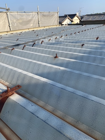 折半屋根　塗装前　