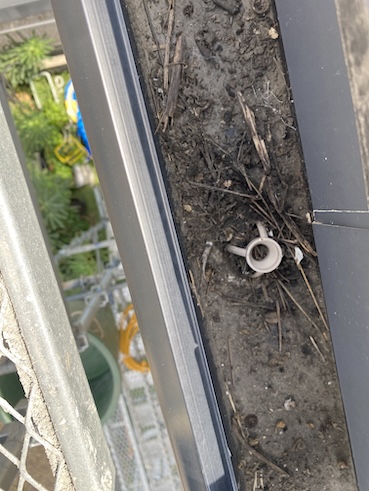 太陽光パネル　下　ソーラーパネル　鳥の巣　はと　被害　浜松　雨樋　詰まり