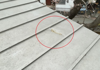 凹んだガルバリウム鋼板屋根