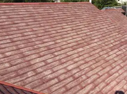 施工前のスレートは築15年が経過し、元の赤い色だった屋根はカビや汚れでくすんでいます