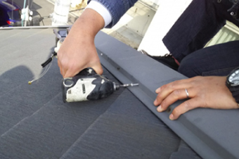 棟板金の緩んで飛び出していたビスもしっかり固定