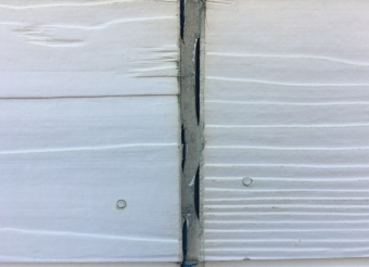 窯業系サイディングの目地のシーリングがひび割れ劣化