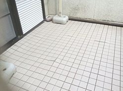 全体が波打っている施工前のタイル張りのベランダ