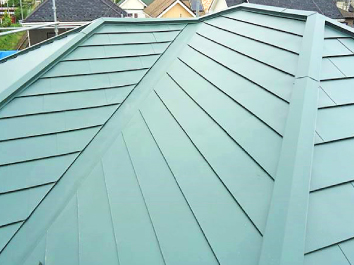 カバー工法で施工した優しいグリーンのガルバリウム鋼板の屋根